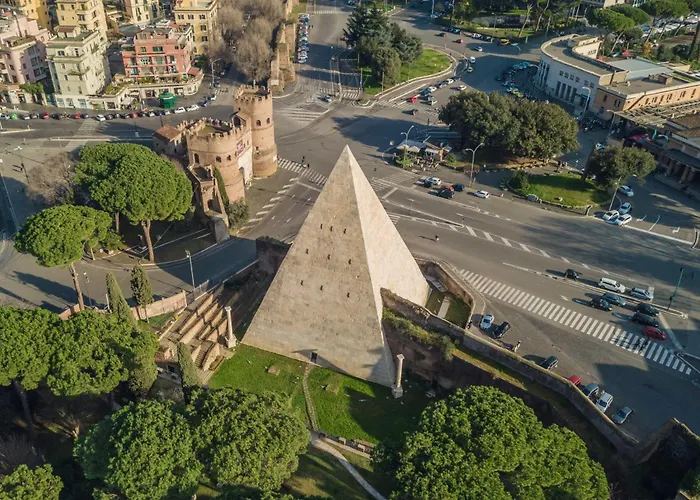 Piramide Deluxe Apartment